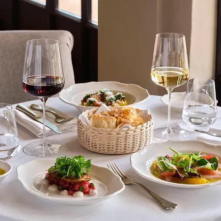 Hotel Collegio Querce, Collection